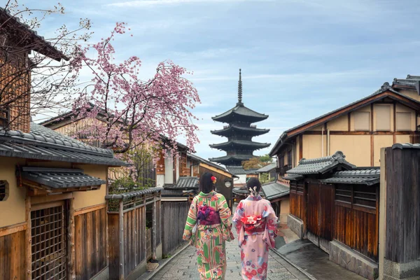 Casal asiático mulheres vestindo tradicional japonês quimono em Yasaka — Fotografia de Stock