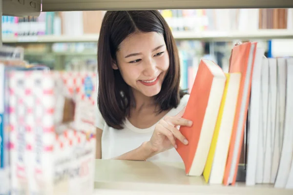 Retrato de un estudiante de universidad asiática libro de seaching para reseach i — Foto de Stock