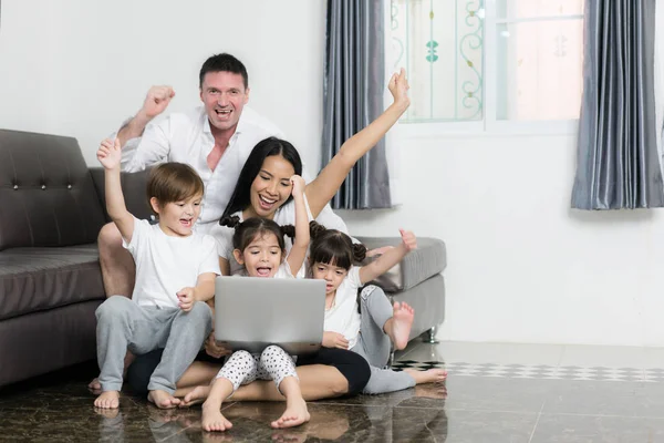 Счастливая семья проводит время дома и выглядит как-то смешно. — стоковое фото