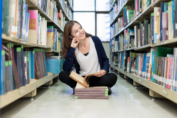 Czytanie w bibliotece Uniwersytetu azjatyckiego studenta. Azjatycka studen — Zdjęcie stockowe