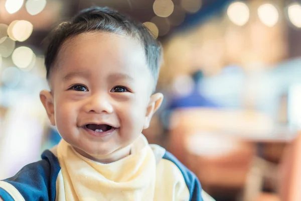 Primer plano asiático bebé cara sonriendo 9 meses de edad . — Foto de Stock