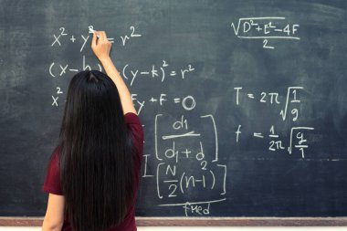 Güzel Asyalı öğrenci blackboard clas tebeşir ile yazma