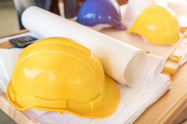 Sarı kask, hesap makinesi, düzey ve proje çizimlerini o mühendisi