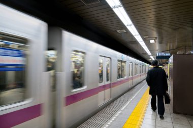 İç Tokyo Metro İstasyonu ve metro iletişim platformu