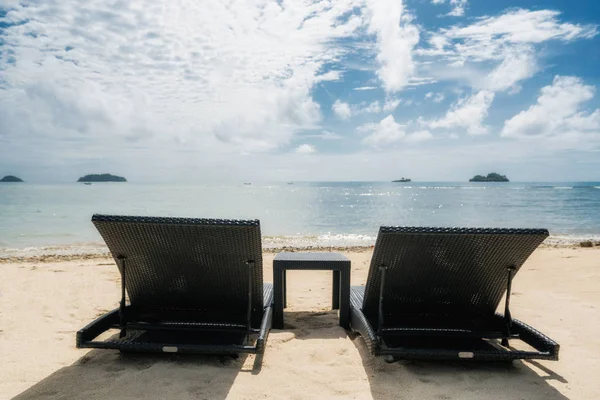 Pantai kursi di pantai berpasir bagi wisatawan untuk duduk dan bersantai — Stok Foto