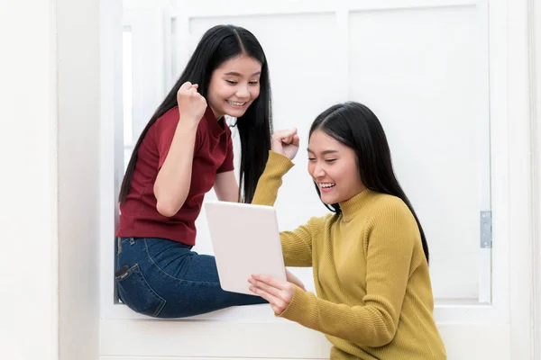 Due studenti universitari asiatici in una tavoletta di utilizzo e felice all'università. Concetto educativo di successo . — Foto Stock