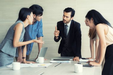 Grup meet fikirleri tartışmak çok etnik gruptan oluşan iş ortakları