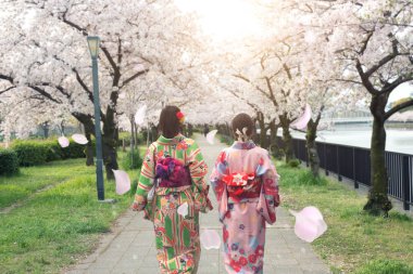 Sakura geleneksel Japon kimono giyen iki Asyalı kadınlar