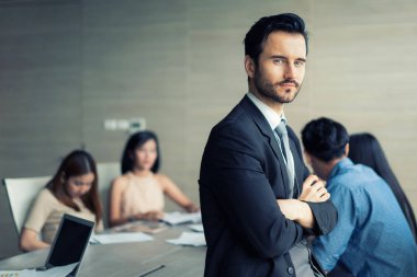 Ofisinde co süre geçti silah ile ayakta mutlu iş adamı