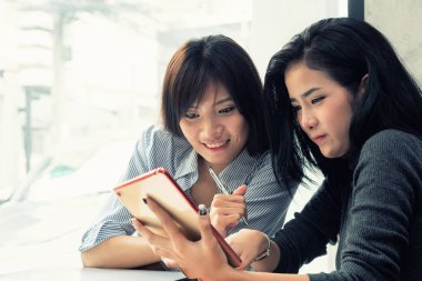 Tablet pc bilgisayar okulda Asya gülümseyen öğrencilerle. Educa