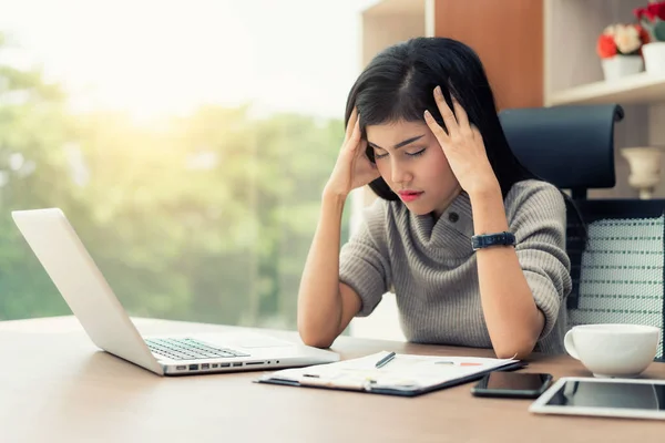 Porträtt av trötta unga asiatiska företag kvinna känsla stress från — Stockfoto