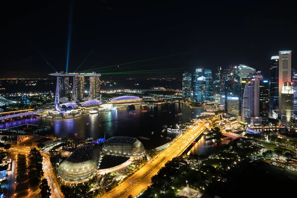 화려한 싱가포르 마천루 건물 및 레이저 쇼 밤에는 — 스톡 사진