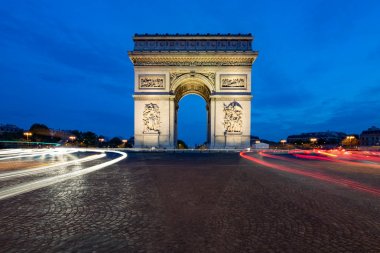 Geceleri Paris yoIda Arc de Triomphe Paris, Fransa.