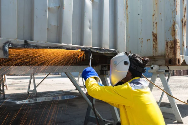 Industry worker with protective mask welding steel to repair con — Stock Photo, Image