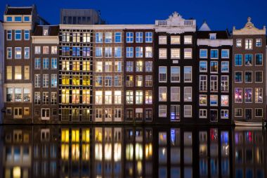 Amsterdam kanalları gece. Amsterdam çok sermaye ve en 