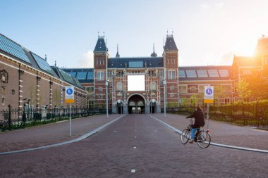 İnsanlar tarafından Rijksmuseum (Hollanda ulusal geçen bisiklet 