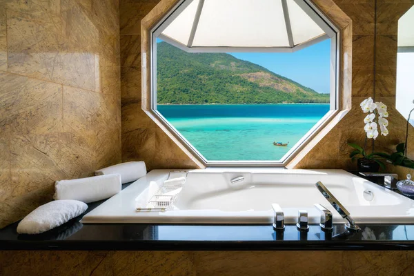 Luxo belo design de interiores no resort de praia, vista janela fr — Fotografia de Stock