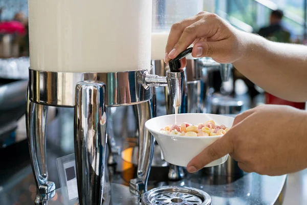 Spannmål och färska maik på bordet i frukostbuffé i r — Stockfoto