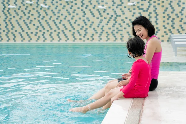 Happy Asian family mother and daughter in hotel swimming pool en — Stock Photo, Image