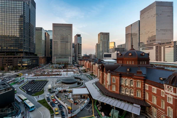 Tokyo tren istasyonu ve eveing anda bina Tokyo bitti