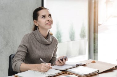 Düşünme ve konsantrasyon proje rüya beyaz kadın. Thi