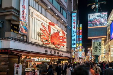 Osaka, Japonya - 5 Nisan 2017: kalabalık alışveriş ve ea yürüyüş