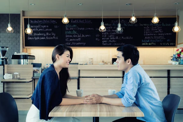 Namoro num café. Belo casal amante asiático sentado em um café — Fotografia de Stock