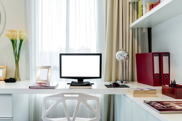 Computer display en office tools op Bureau in huis. Bureaublad compu — Stockfoto