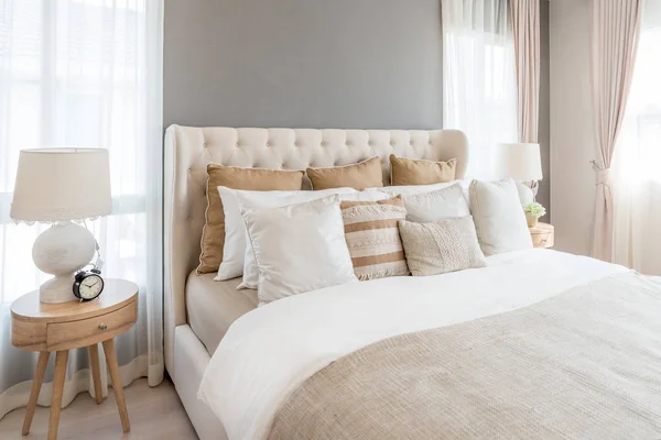 Slaapkamer in zachte lichte kleuren. grote comfortabel tweepersoonsbed in eleg — Stockfoto