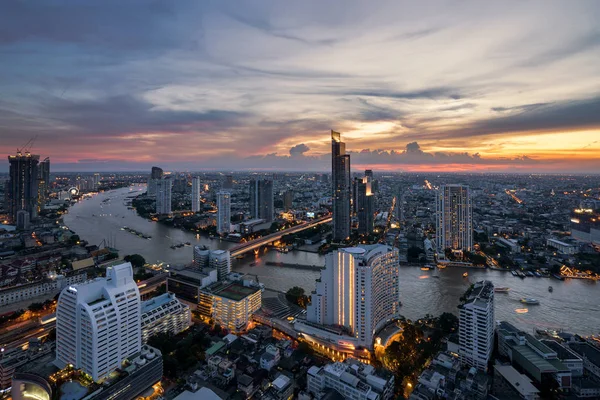 Landscape of Chao phraya river in Bangkok city in evening time w — Stock Photo, Image