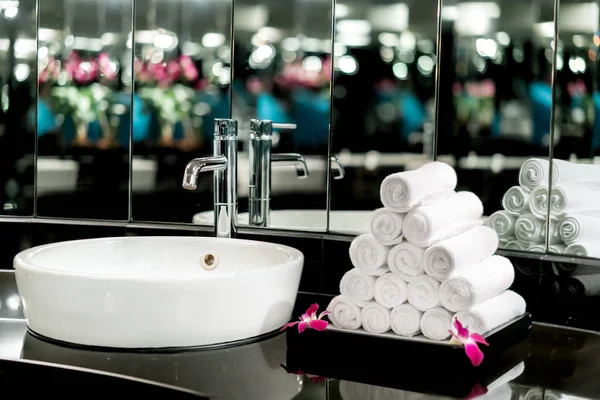 Interior del baño con grifo de lavabo y toalla blanca en ho — Foto de Stock