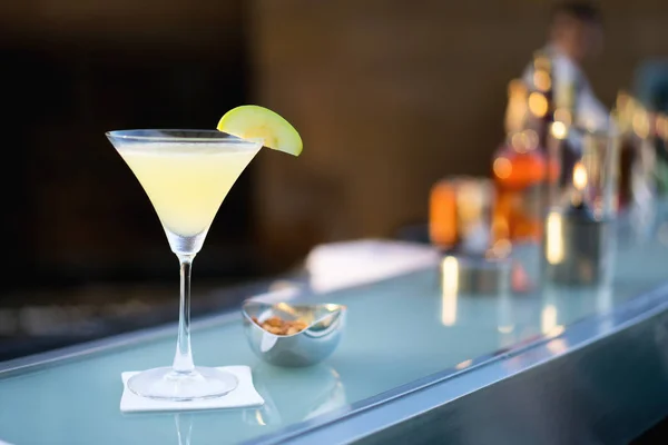 Cocktail alcoólico martini de maçã atirado no bar com borrão de barten — Fotografia de Stock