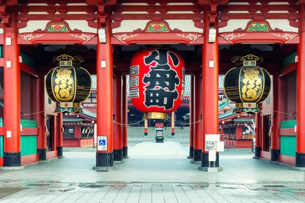 Sensoji tapınak ile büyük kırmızı fener kapısı. Sensoji Tapınağı'nda Asakusa İlçe: Tokyo, Japan.