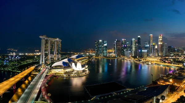 Singapur iş bölgesi ve şehir gece havadan görünümü — Stok fotoğraf