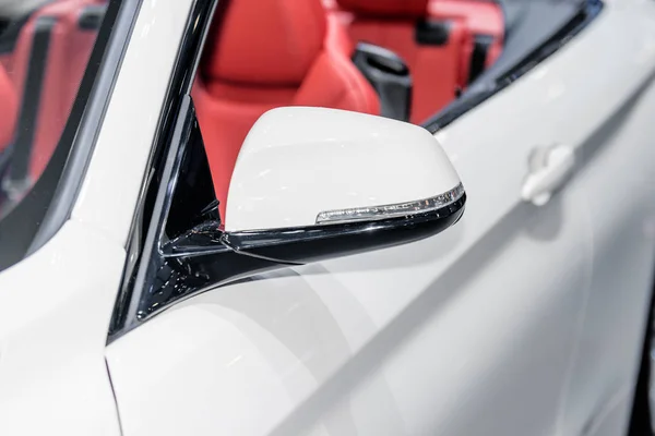 Primer plano del espejo lateral del coche blanco con señal de giro . —  Fotos de Stock