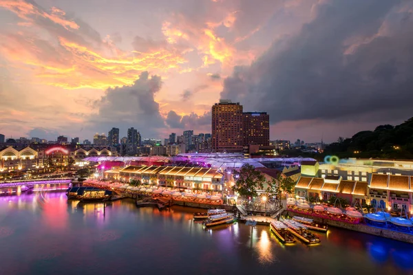 Renkli ışık gece Clarke Quay, Singapur bina. Clar