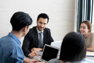Grup meet fikirleri tartışmak çok etnik gruptan oluşan iş ortakları