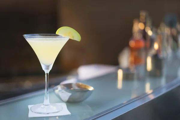 Алкогольный коктейль яблочный мартини выстрел в баре со стойкой в — стоковое фото