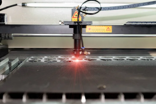 Hochpräzise CNC-Laserschneiden von Blechen in der Fabrik. — Stockfoto