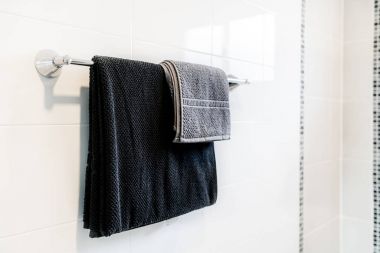 Banyo siyah havlu ve Demiryolu demiryolu bathro, iç