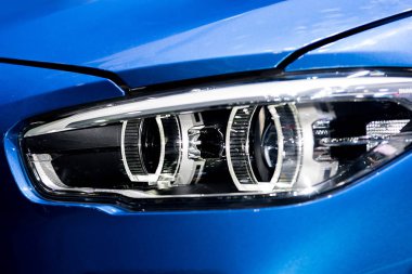 Araba Far gece portre. Mavi açık ışıkları 