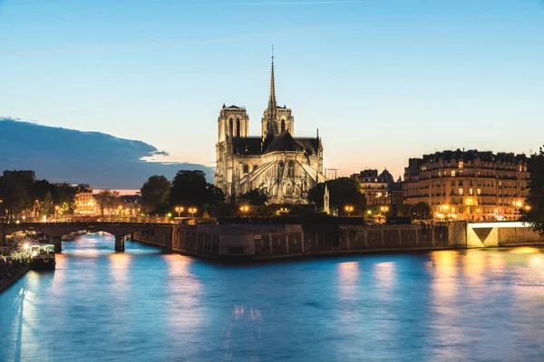 Notre dame de paris Katedrali ile gece Paris'te Seine Nehri — Stok fotoğraf