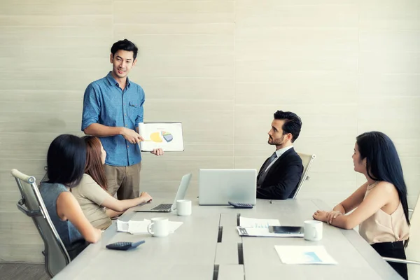 Hombre de negocios asiático presente vender gráfico en sala de reuniones en la oficina . —  Fotos de Stock