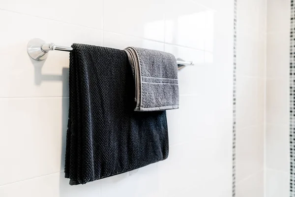 Inredning av badrum med svart handduk och järnväg på rail i badrum Dek — Stockfoto