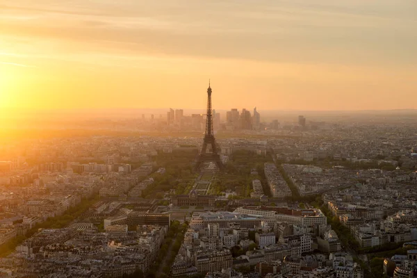 Vista aérea de París y la torre Eiffel al atardecer en París, Francia . — Foto de Stock