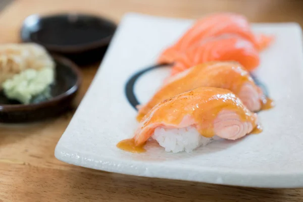 Chiuda il salmone bruciato la cima con maionese in piatto. Giapponese sano — Foto Stock