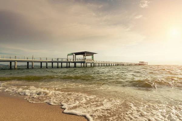 Cais de madeira entre o pôr do sol em Phuket, Tailândia. Verão, Viagens , — Fotografia de Stock