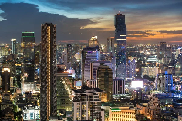 Modern byggnad affärsdistriktet i Bangkok på Bangkok city wit — Stockfoto