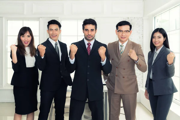 Grupo de jóvenes empresarios asiáticos y multiétnicos felices celeb — Foto de Stock