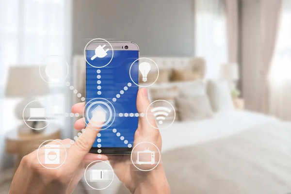 Aplicación de automatización del hogar inteligente en la tableta con el interior del hogar en backgr — Foto de Stock